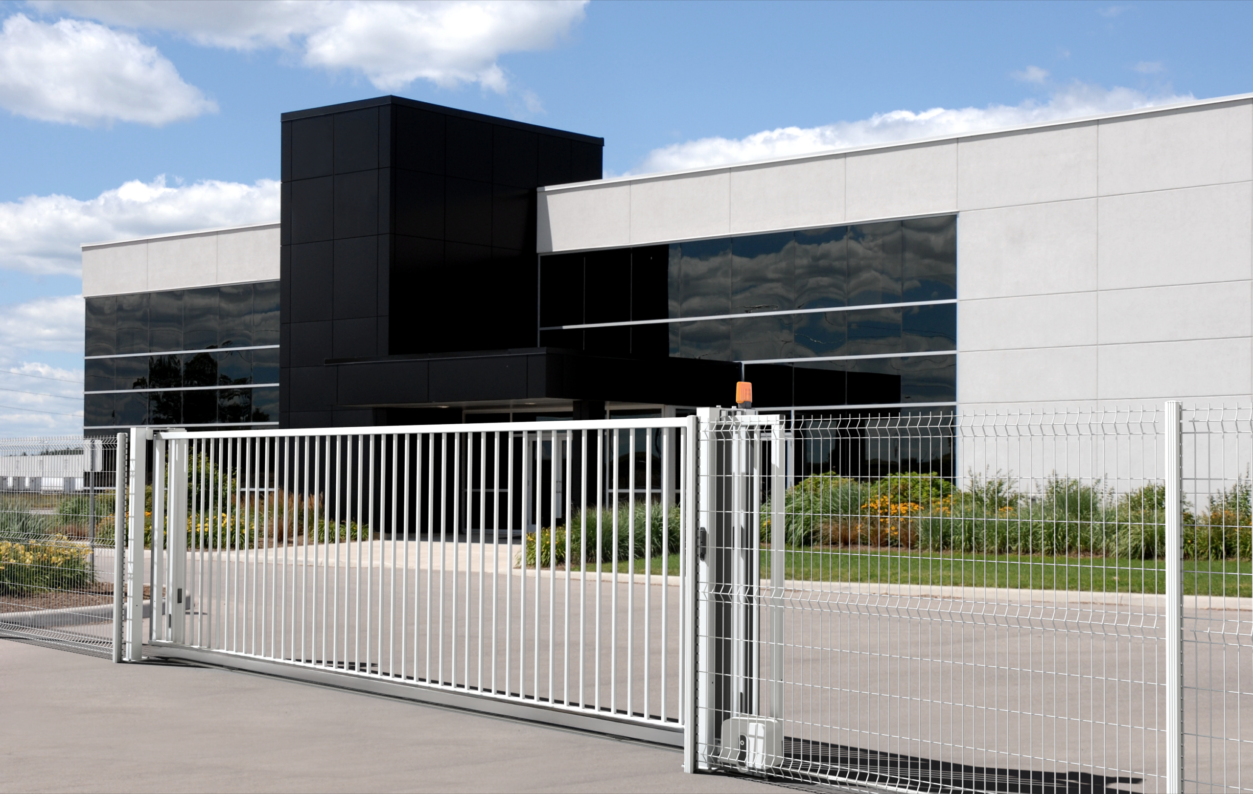 EUROFENCE SERIE 120 Portail coulissant rail motorisé