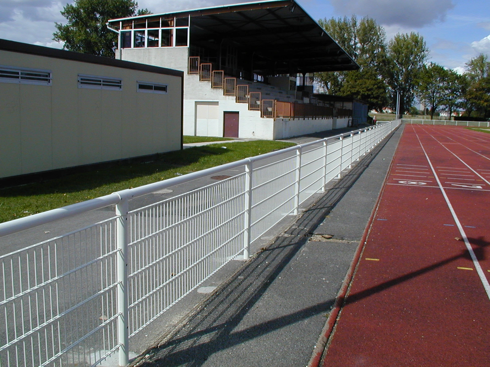 EUROFENCE Main Courante Habillée Lisse stade RAL