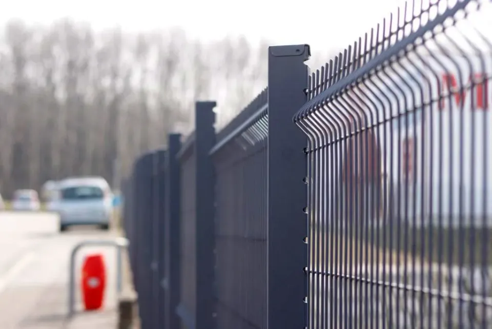 EUROFENCE Poteaux BASTION poteau acier à encoches rigide