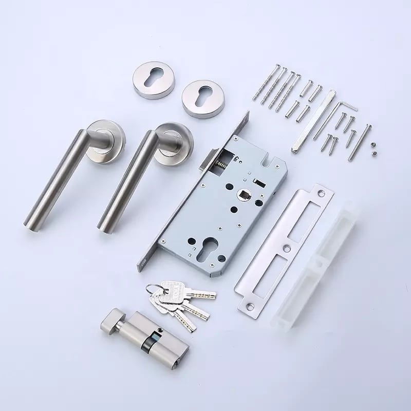 Abri Français Menuiseries au détail kit serrure poignée inox