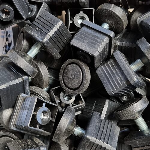 CQFT Bouchon plastique noir carré fileté + pied