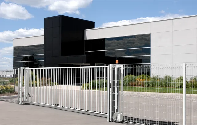 EUROFENCE SERIE 120 Portail coulissant rail motorisé