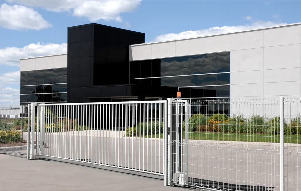 EUROFENCE SERIE 120 Portail coulissant rail motorisé